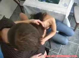 امرأة سمراء ساخنة تنشر ساقيها مفتوحة على مصراعيها حتى يتمكن زميلها في الغرفة من ممارسة الجنس معها بشكل خاص.