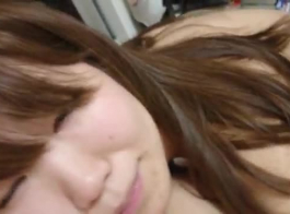 مثير يابانية في سن المراهقة مع الشعر الأزرق مص ديك على كاميرا الويب.