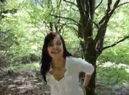 امرأة سمراء يابانية تمتص ديك وتبغي في الغابة