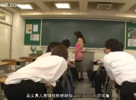 طالب قرنية شين يضربه المعلم.