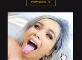 فتاة تبتسم ممارسة الجنس لأول مرة على كاميرا الويب، في غرفة نومها.