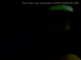 شقراء مفعم بالحيوية، سونيا مادوري يمتص ديك ضخمة، بينما يقف على الأريكة المظلمة