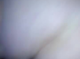 امرأة سمراء ساخنة الحصول على مارس الجنس في الهواء الطلق